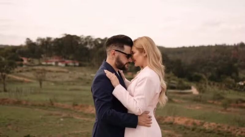 ‘Mais maquiado que a noiva’: Visual de cantor famoso vira assunto após casamento luxuoso