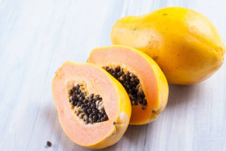 Mamão pode virar anticoncepcional masculino? Veja o que se sabe
