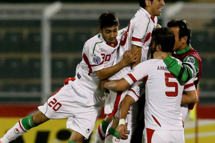 Manifestantes iranianos ameaçam boicotar jogo de abertura do Irã hoje