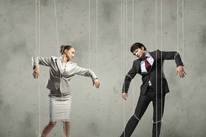 Manipulação vs. inspiração: o papel da inteligência emocional na liderança moderna