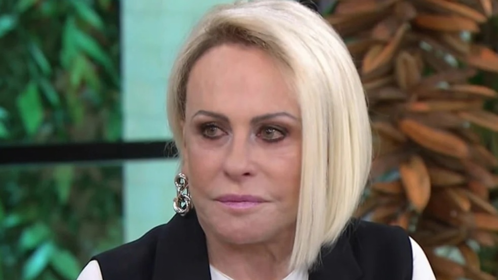 Marido gato de Ana Maria Braga surge no palco de Eliana e web reage: ‘Misericórdia’