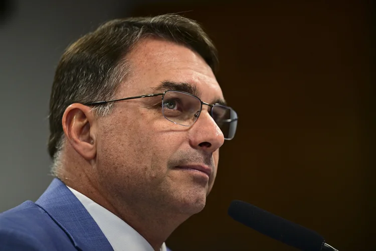 Marqueteiro de Flávio Bolsonaro deixa campanha após caso 'Dark Horse'