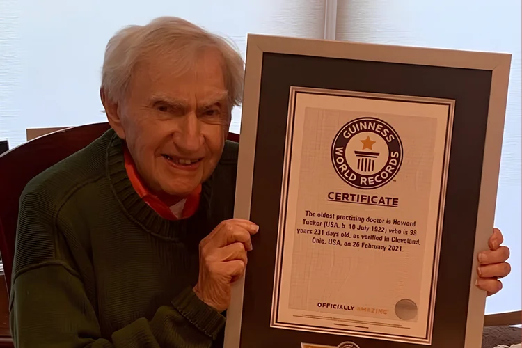 Médico mais velho do mundo morreu aos 103 anos e deixou 3 regras para uma boa e longa vida