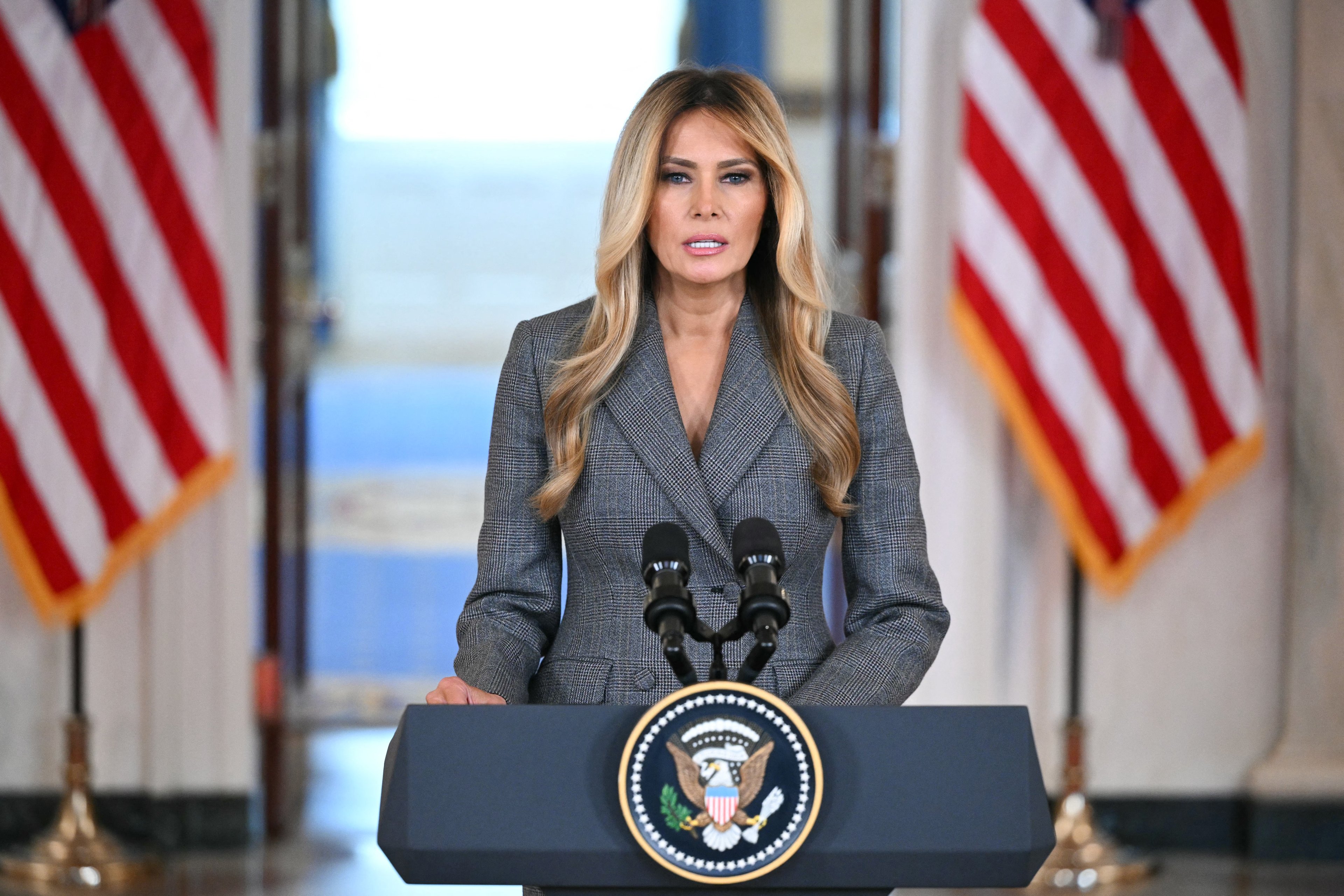 Melania Trump critica as alegações de conexão com Jeffrey Epstein e nega envolvimento no caso