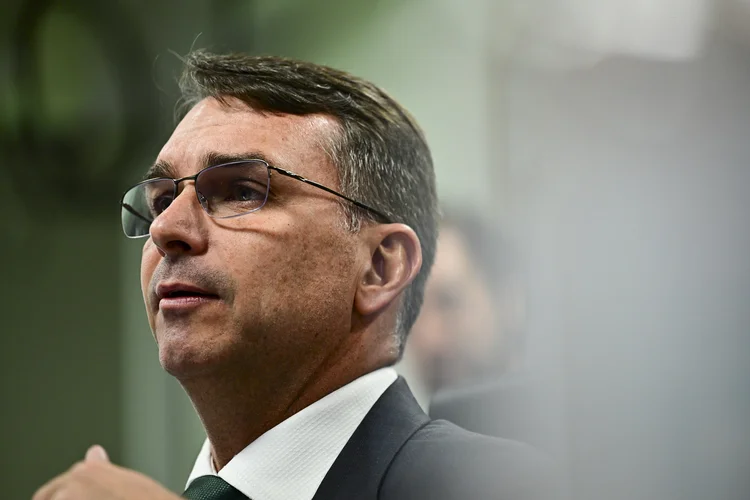 Mercado vê desgaste acumulado de Flávio Bolsonaro e prevê recuperação difícil