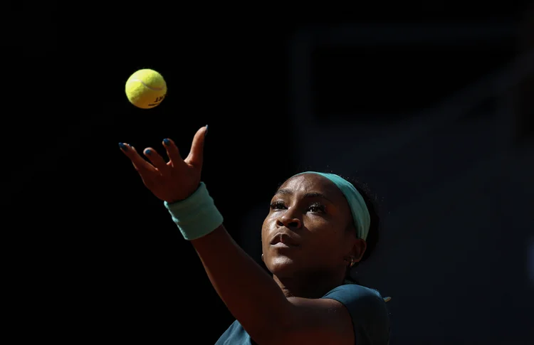 Mesmo após vomitar em quadra, Coco Gauff vira partida e avança no WTA de Madri