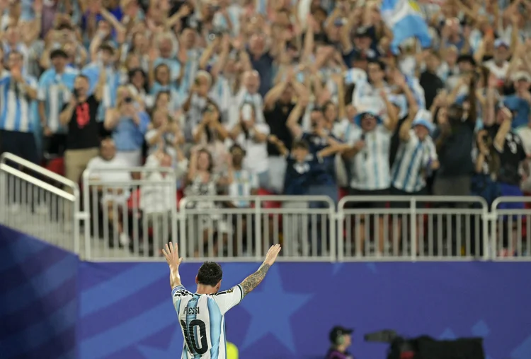 Messi faz seu 1º hat-trick em Copas e iguala Klose na artilharia histórica