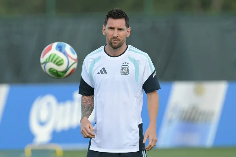 Messi joga hoje? Veja horário e onde assistir Argentina x Argélia na Copa
