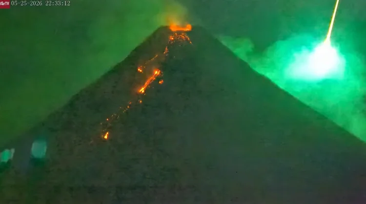 Meteoro explode ao lado de vulcão e 'pinta o céu de verde' nas Filipinas; assista