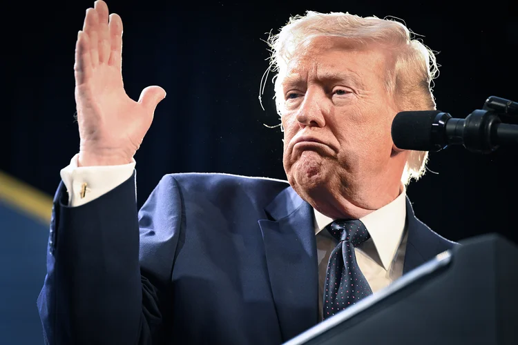 'Mini guerra': Trump diz que conflito no Irã está 'sob controle' após ataques