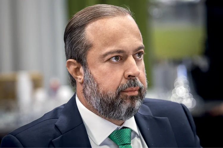 Mistura de etanol na gasolina deve subir para 32% a partir de maio, diz ministro