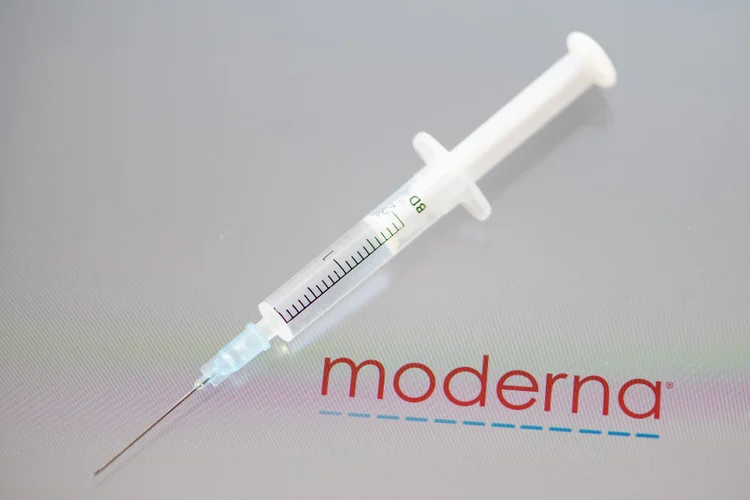 Moderna sobe 22% com hantavírus e vira aposta número um do mercado