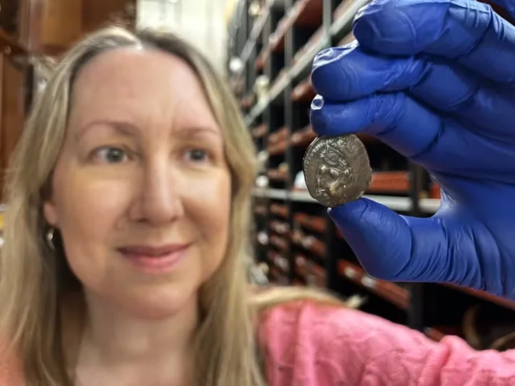 Moeda de 2 mil anos é usada em ônibus na Inglaterra; veja vídeo da relíquia