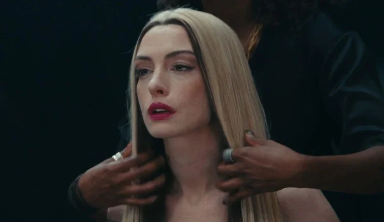 ‘Mother Mary’: como o cinema criou uma diva pop fictícia com Anne Hathaway