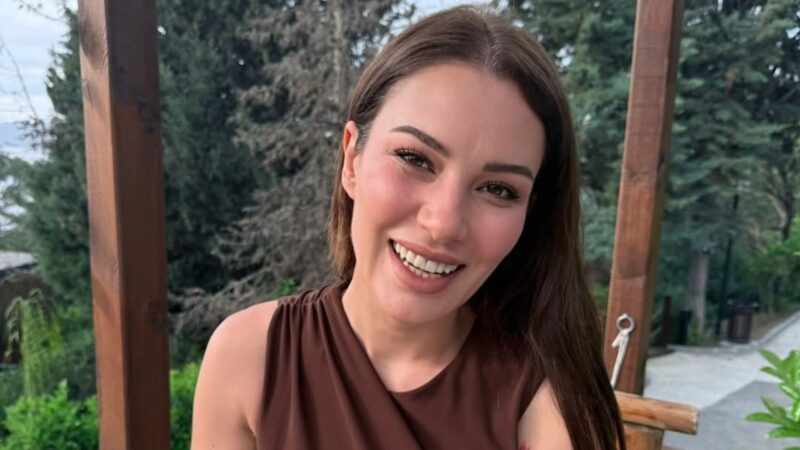 Muita dor: Velório da atriz Ece Írtem, de ‘Coração de Mãe’, tem pai carregando caixão e susto da mãe