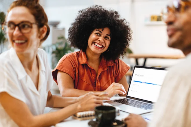 Mulheres negras na alta liderança: iniciativa capacita profissionais para conselhos