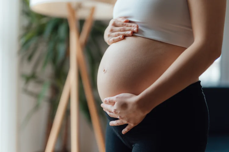 Mulheres ocupam 32% da liderança no Brasil, mas quase 95% relatam barreira na maternidade