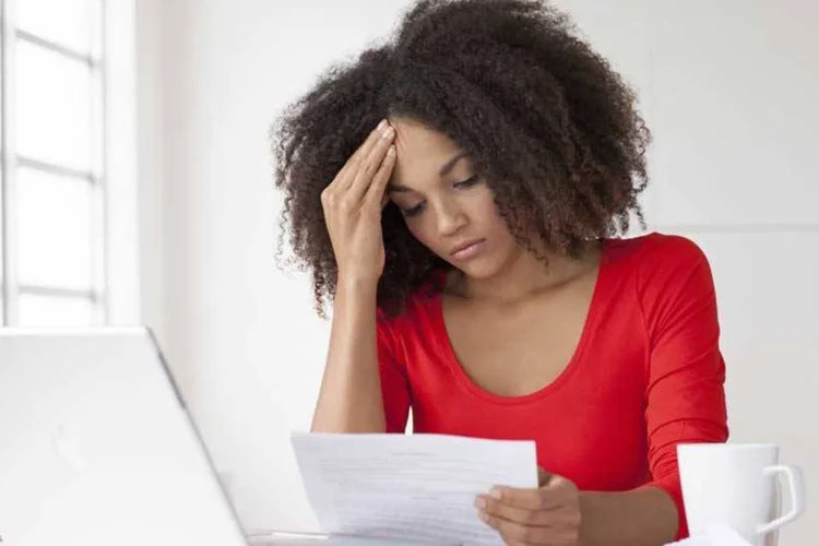 Mulheres ultrapassam homens e lideram inadimplência no Brasil