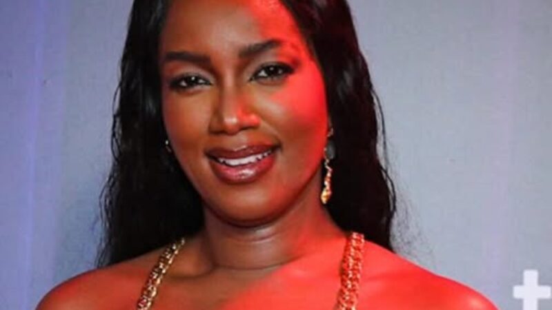 Não combinou? Iza é flagrada fazendo compras em shopping e novo visual divide opiniões