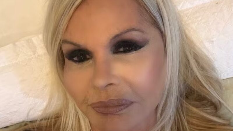 Não ficou bom? Monique Evans mostra demais ao usar body transparente e divide opinioes na web