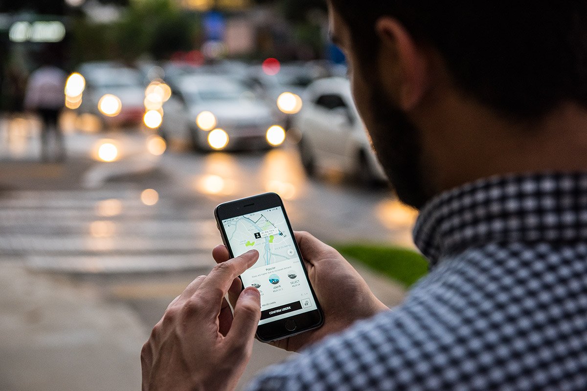 Não vai mudar voto para Lula, dizem motoristas de Uber e táxi sobre programa do governo