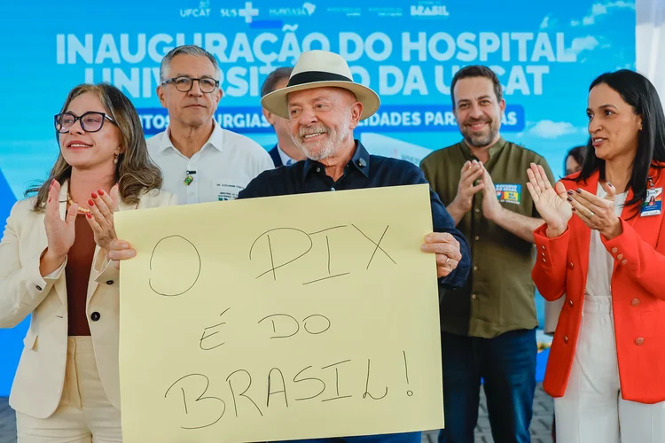 'Não vamos deixar o Trump intervir no Pix', diz Lula após os EUA proporem tarifa ao Brasil
