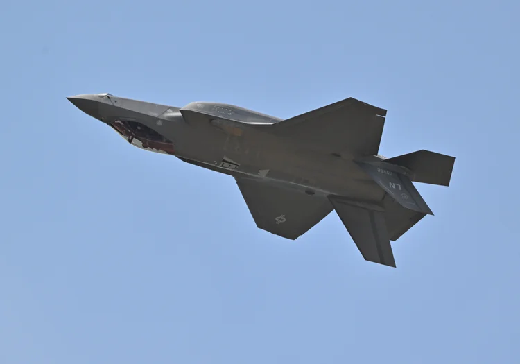 Nas redes da China, uma nova tendência: ajudar o Irã a derrubar caças dos EUA