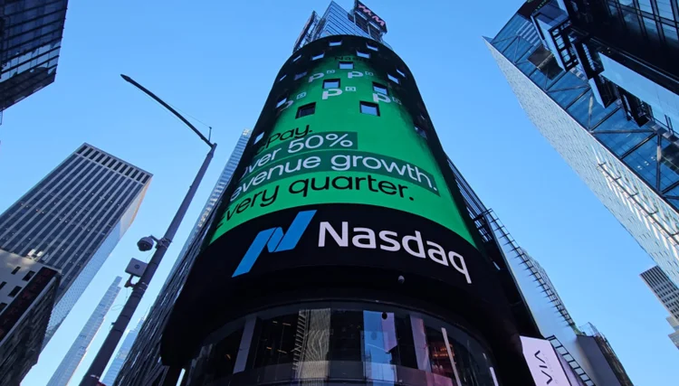 Nasdaq fecha em queda, puxado por ações de chips, enquanto Dow Jones sobe quase 2%