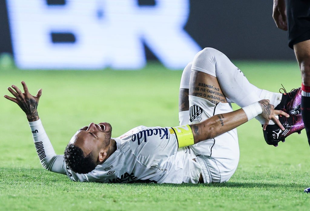 Neymar fica fora do 1º treino do Brasil na Granja e passa por exames às vésperas da Copa