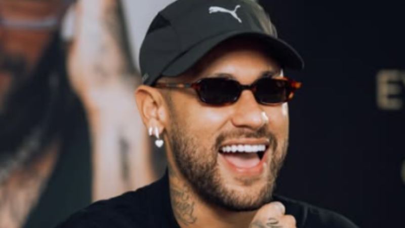 Neymar surge em momento fofo ao lado da filha, Mavie