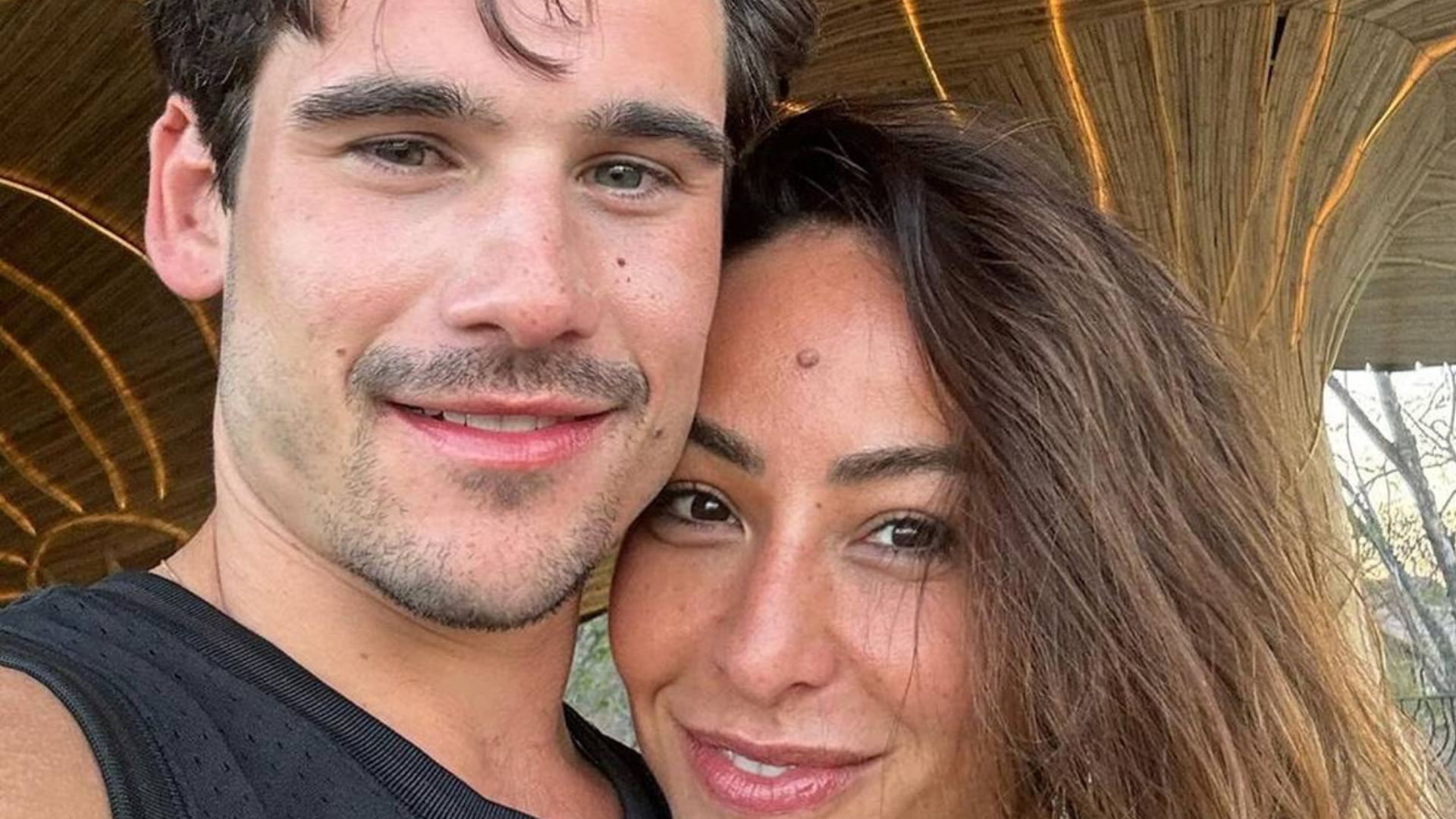 Nicolas Prattes paga mico ao lado de Sabrina Sato durante viagem romântica