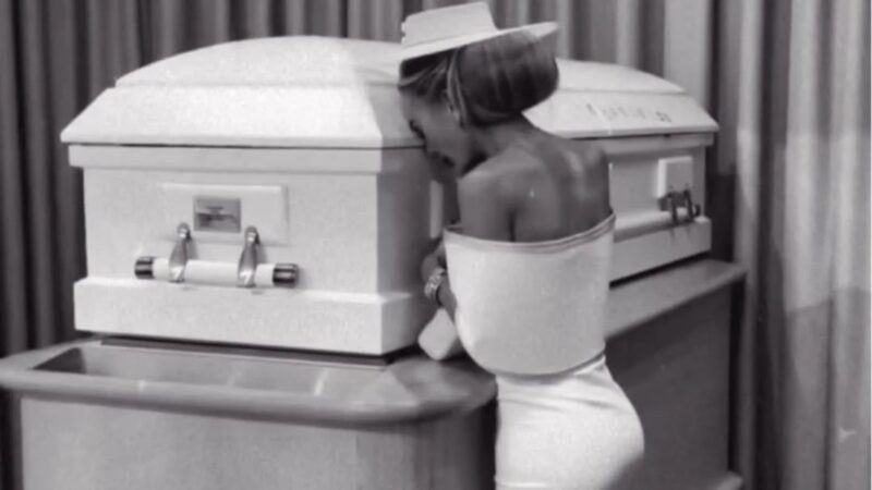 Noção? Web detona influenciadora após ela posar ao lado do caixão da filha