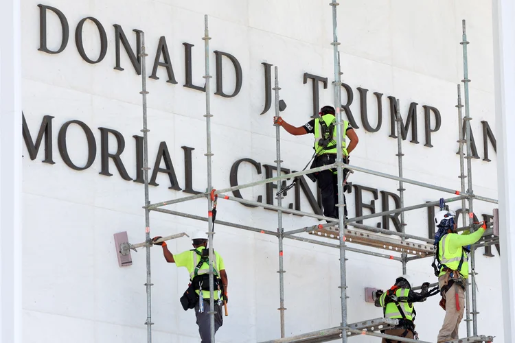 Nome de Trump é removido da fachada do Kennedy Center após decisão judicial nos EUA