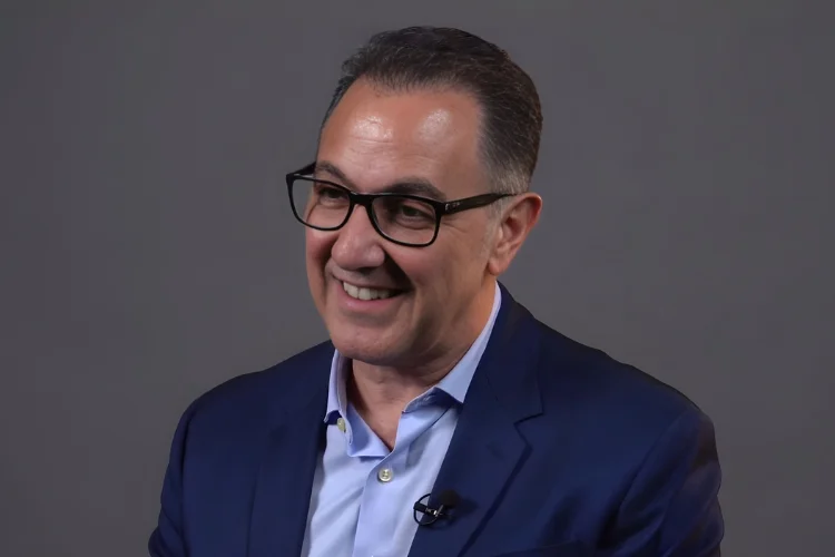 Nos bastidores da Pfizer: quem é o brasileiro que calcula o custo de um remédio antes dele existir