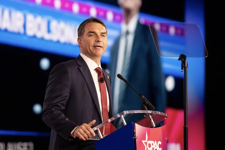 Nos EUA, Flávio diz ser 'Bolsonaro 2.0' e pede pressão diplomática nas eleições