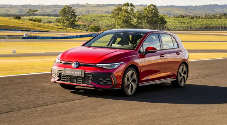 Nova geração do Golf GTI desembarca no Brasil; relembre história do modelo