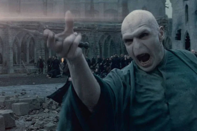 Nova Voldemort? Ralph Fiennes diz que atriz seria 'incrível' em seriado de 'Harry Potter'