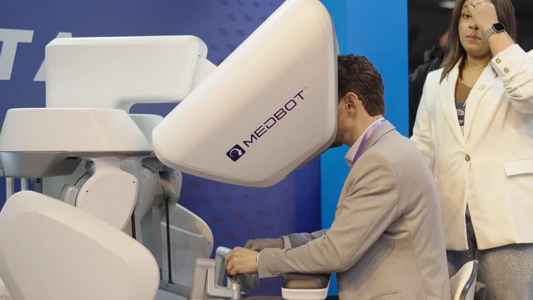 Novo instituto de treinamento aposta na cirurgia robótica com cadáver fresco e mira R$ 3 milhões