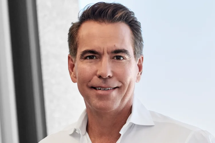 O chefe bilionário que usou IA para parar de incomodar a equipe no meio da noite