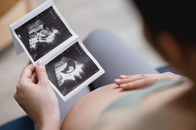 O medo silencioso da maternidade: 42% das mães temem prejudicar a carreira ao priorizar os filhos