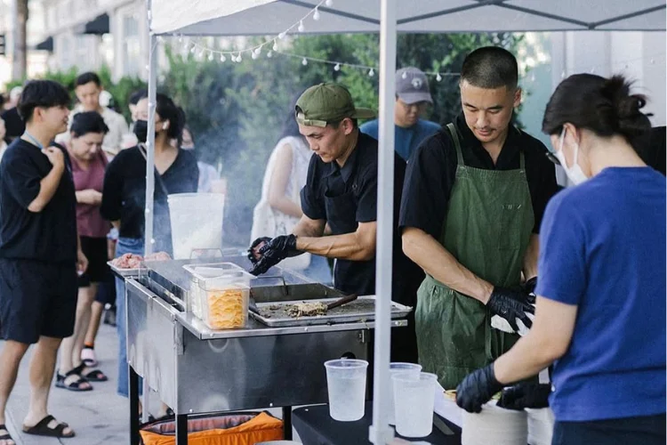 O plano desses dois amigos para faturar US$ 2 milhões vendendo hambúrgueres