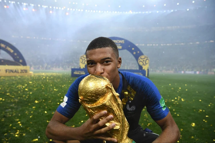 O que faz a taça da Copa do Mundo valer milhões? Veja quanto pesa e do que é feita