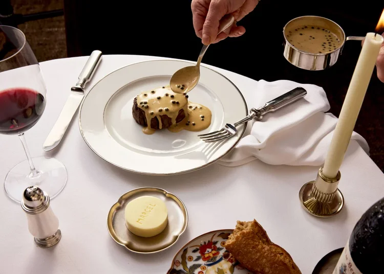 O restaurante da Sotheby's onde clientes leiloam obras entre os pratos