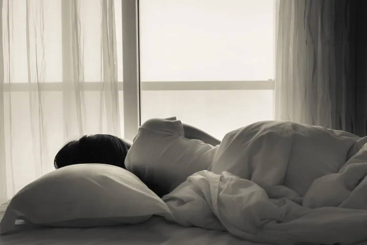 O segredo do descanso real: existe uma 'posição ideal' para dormir?