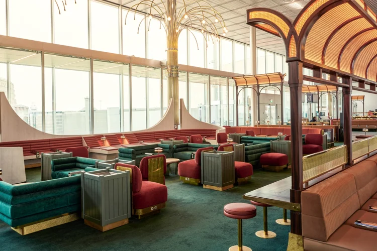 O terminal no aeroporto de Paris que parece um cenário de Wes Anderson