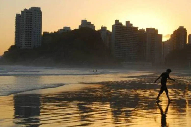 Ondas fortes no Guarujá deixam 9 pessoas à deriva; Bombeiros fazem resgate no mar
