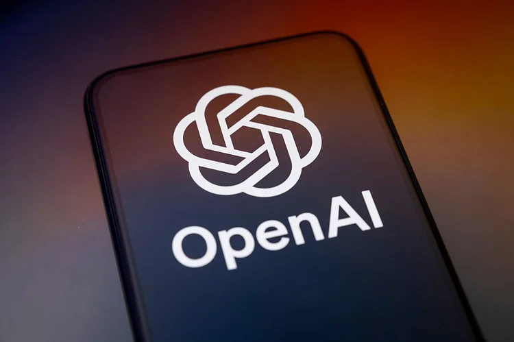 OpenAI cria time para anúncios no ChatGPT e oferece salários de até US$ 385 mil