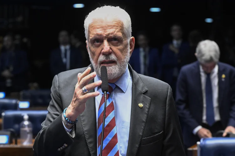 Operação contra líder de Lula dá oxigênio a Flávio e abre espaço para Renan, diz analista