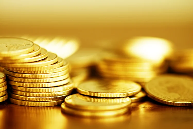 Ouro recua com pressão do dólar e juros dos EUA