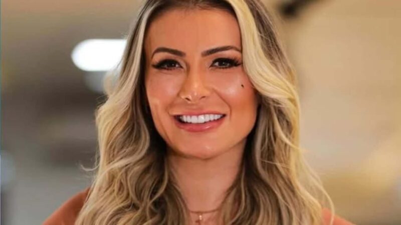 Outra pessoa? Andressa Urach passa por 50ª cirurgia plástica e exibe novo rosto: ’23 anos novamente’